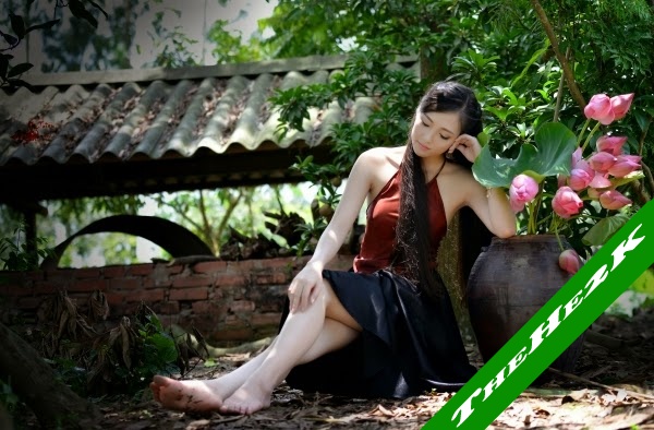 Girl xinh với áo yếm mỏng manh khoe làng da trắng xinh