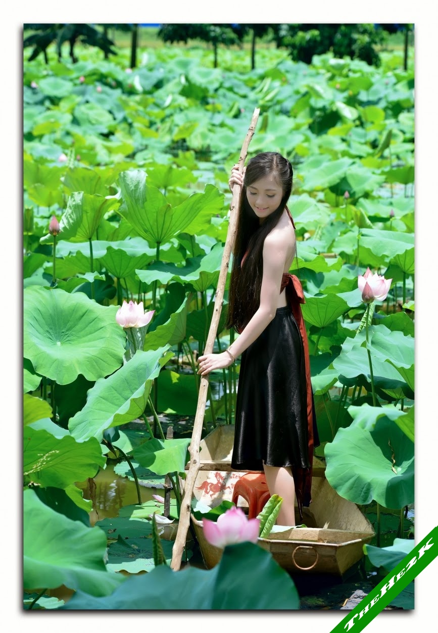 Girl xinh với áo yếm mỏng manh khoe làng da trắng xinh