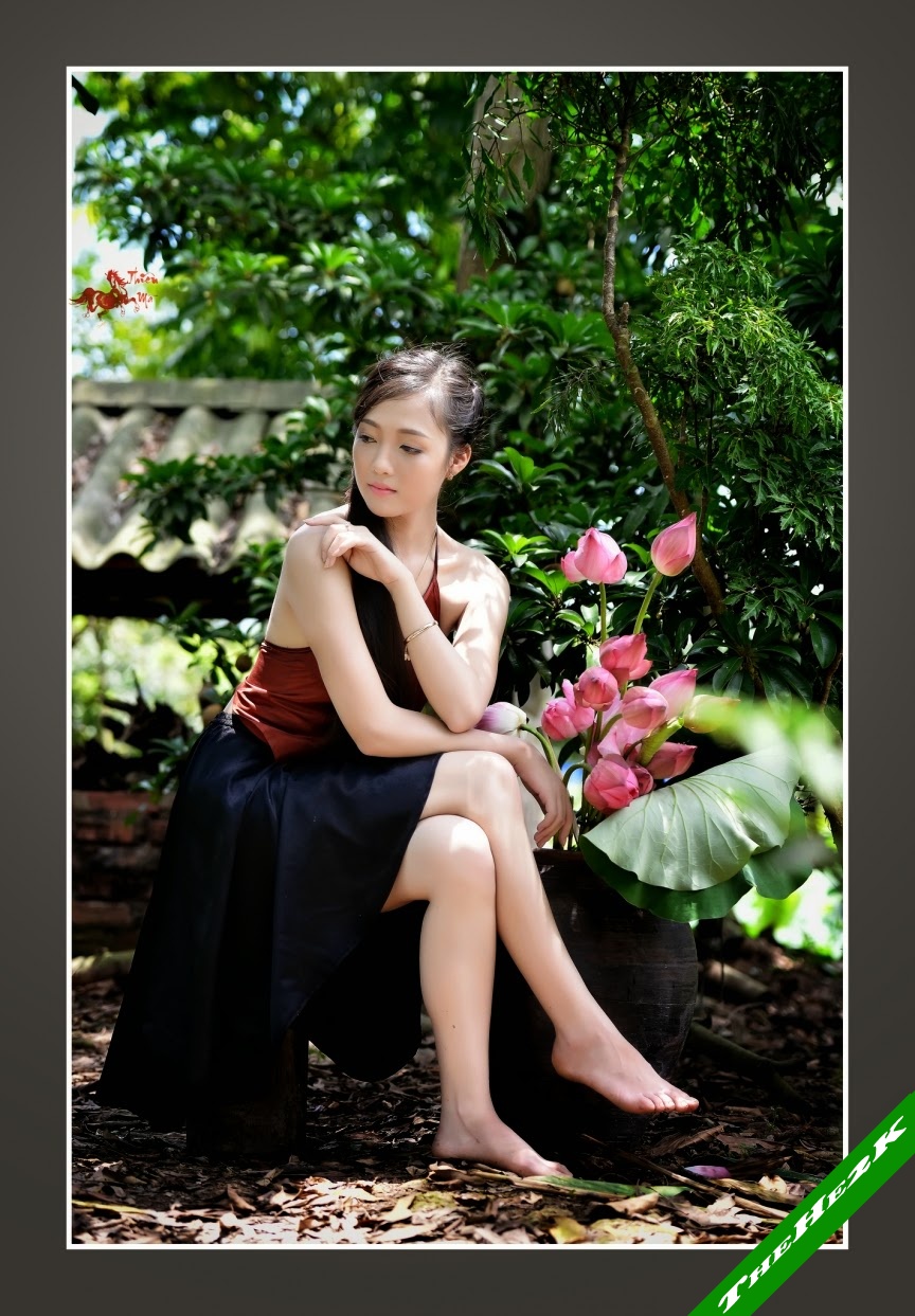 Girl xinh với áo yếm mỏng manh khoe làng da trắng xinh