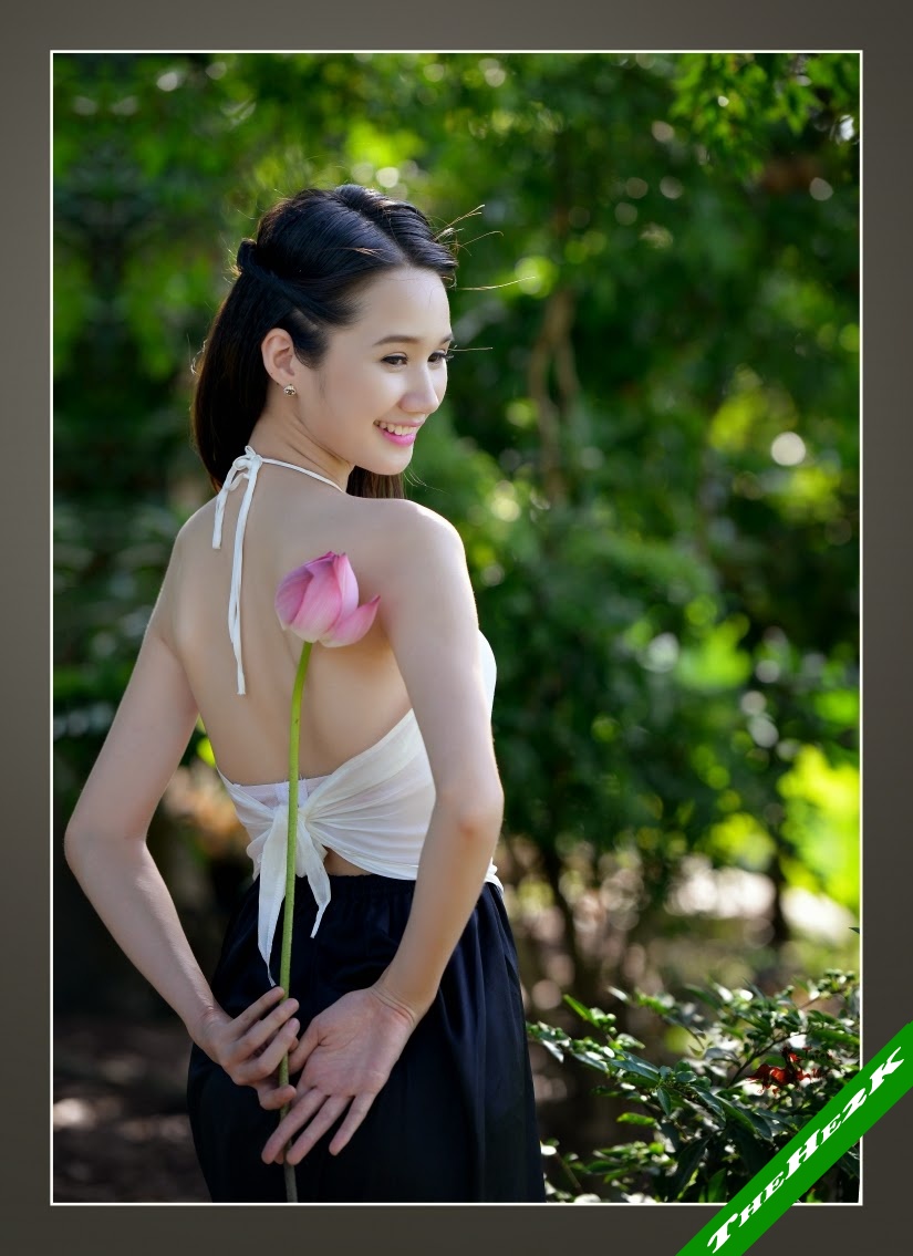 Girl xinh với áo yếm mỏng manh khoe làng da trắng xinh