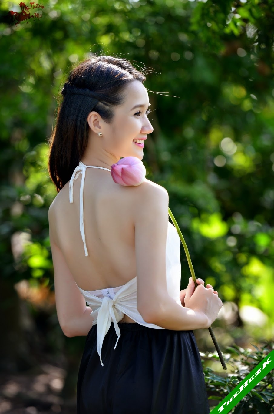 Girl xinh với áo yếm mỏng manh khoe làng da trắng xinh