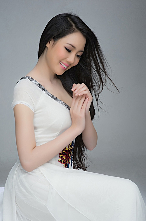 Vợ 9X của Quang Hải dịu dàng trong tà áo dài