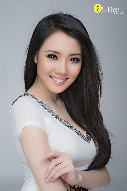Vợ 9X của Quang Hải dịu dàng trong tà áo dài