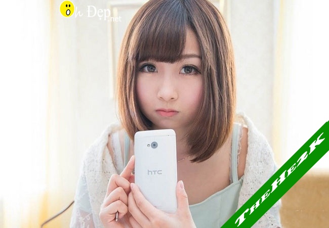 Girl xinh duyên dáng cùng smartphone HTC