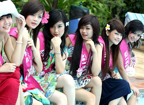 Miss teen khoe hàng trước biển